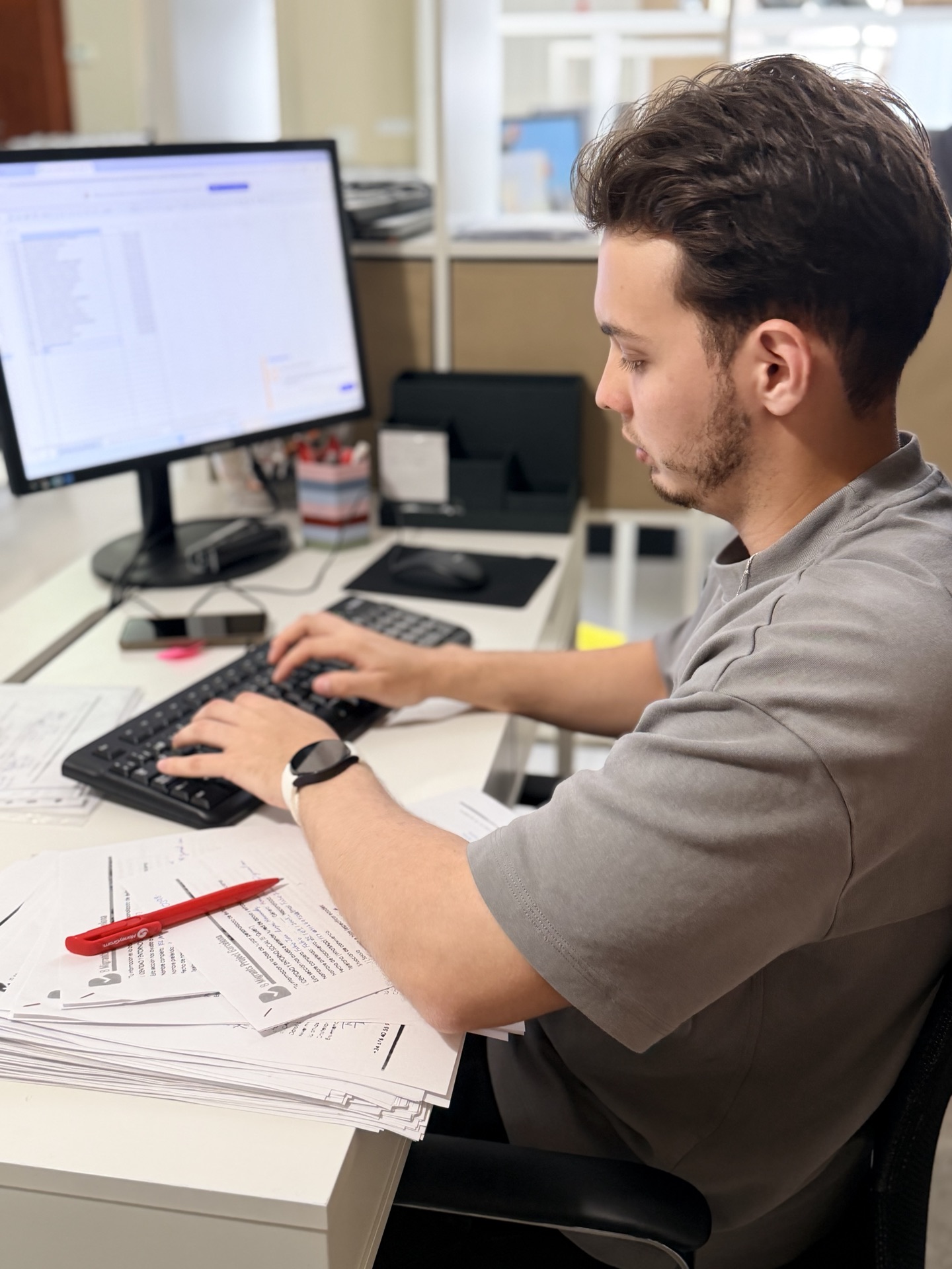 Participante trabajando con un ordenador en B Lab