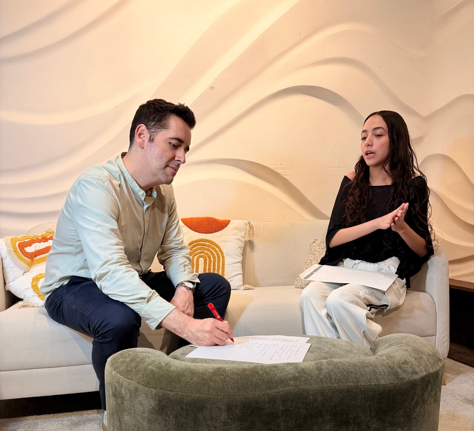 Participante recibiendo orientación para una entrevista