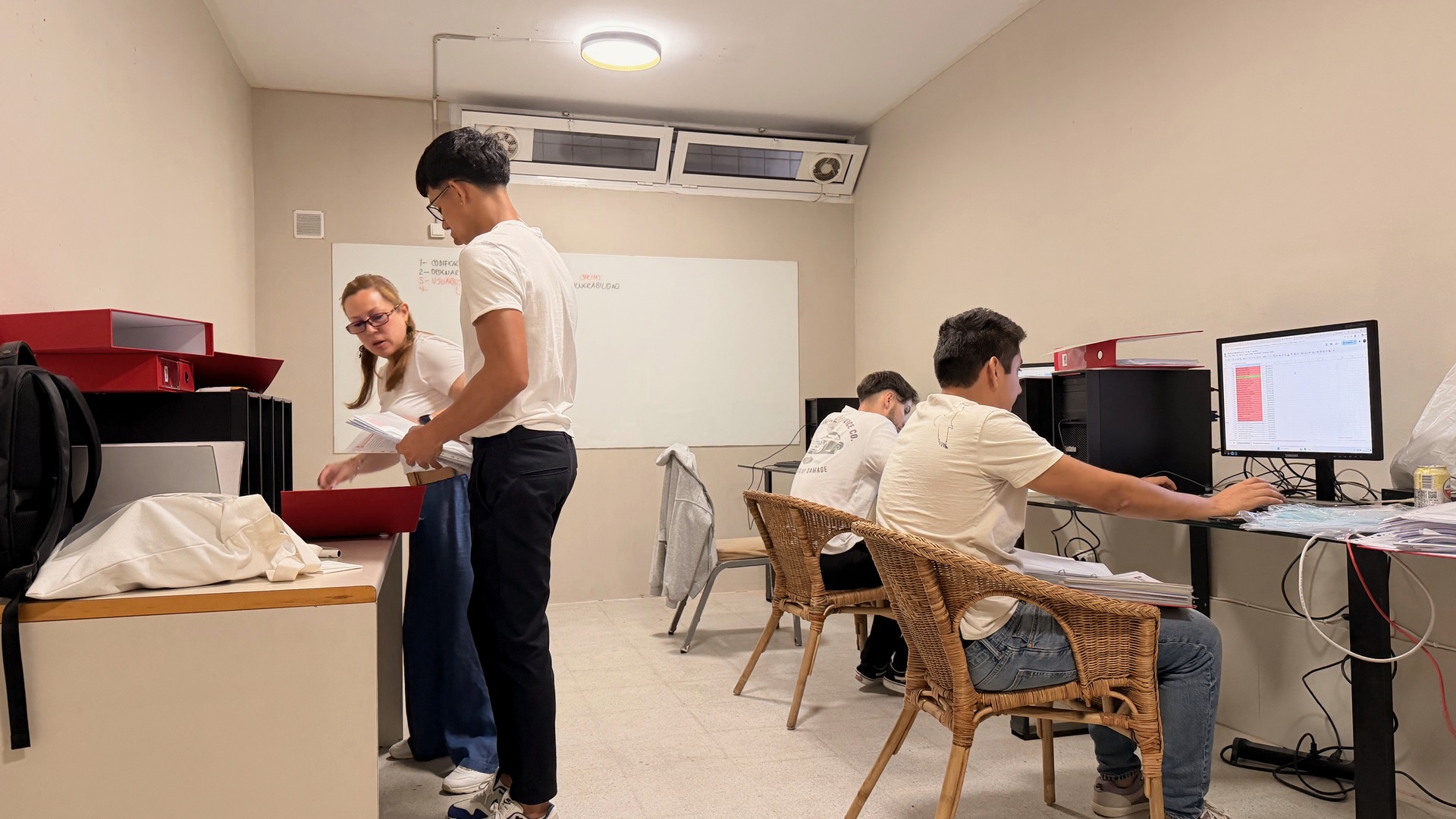 Personas aprendiendo y trabajando juntas en B Lab